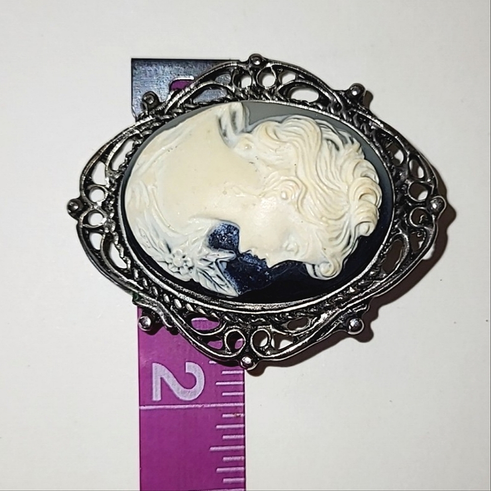 VINTAGE CAMEO BROOCH - BLACK & IVORY RESIN - LARGE OVER 2" HIGH - Picture 4 of 7